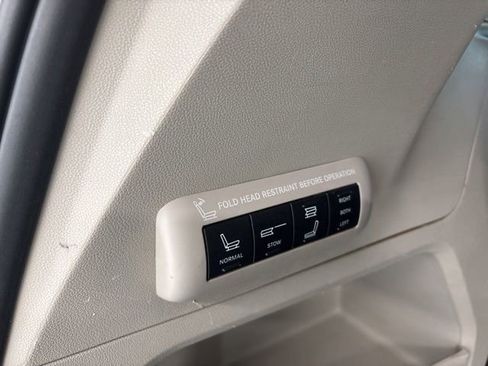 Used 2014 Chrysler Town & Country Touring-L FWD image 9