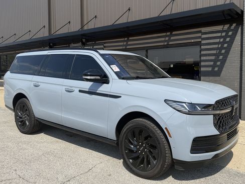 Used 2025 Lincoln Navigator L Reserve w/ Jet Appearance Package image 3