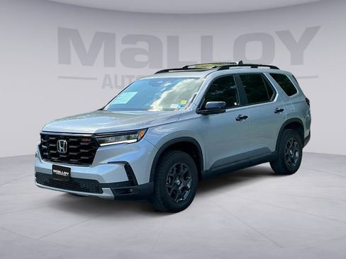Used 2025 Honda Pilot TrailSport image 1