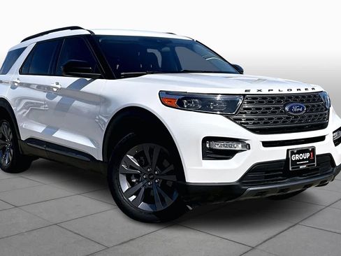 Used 2023 Ford Explorer XLT w/ Equipment Group 202A RWD image 3