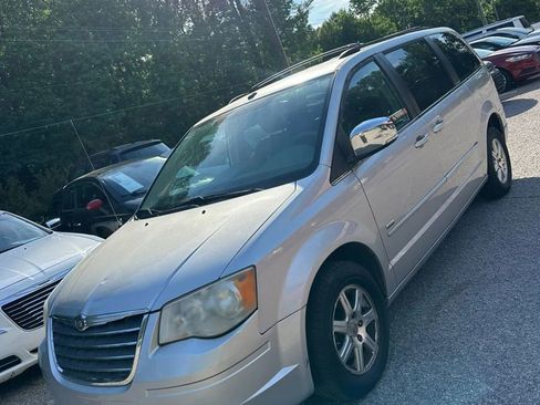 Used 2008 Chrysler Town & Country Touring FWD image 2