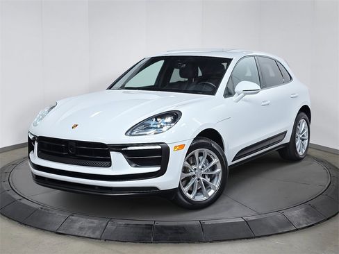 Used 2025 Porsche Macan image 1