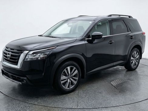 Used 2025 Nissan Pathfinder SV image 3