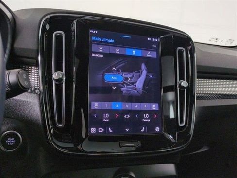 Used 2023 Volvo XC40 B5 Plus image 25