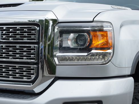 Used 2019 GMC Sierra 2500 Denali w/ Duramax Plus Package AWD/4WD image 7