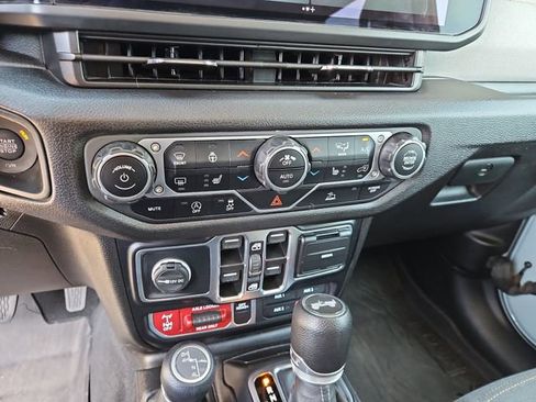 Used 2024 Jeep Wrangler Willys image 27