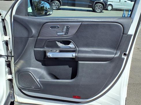 Used 2023 Mercedes-Benz GLB 250 4MATIC w/ Premium Package image 12