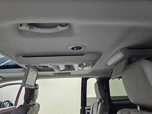 Used 2013 Chrysler Town & Country Limited w/ Luxury Group FWD image 40