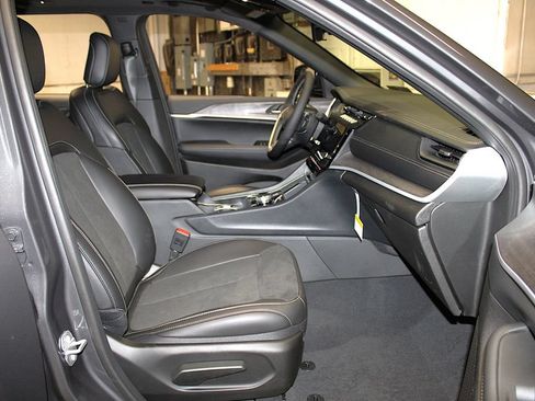 New 2026 Jeep Grand Cherokee Altitude AWD/4WD image 29