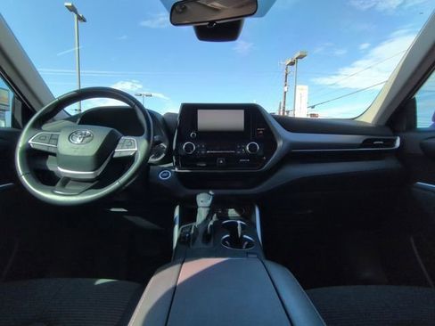 Used 2023 Toyota Highlander LE image 2