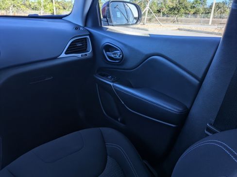 Used 2020 Jeep Cherokee Latitude image 18