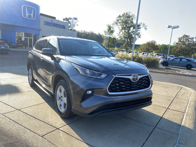 Used 2021 Toyota Highlander LE FWD image 2
