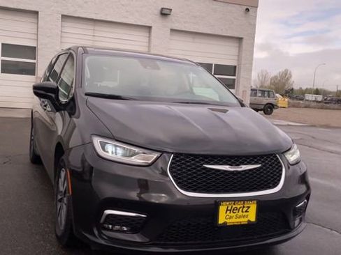 Used 2024 Chrysler Pacifica Limited FWD image 4
