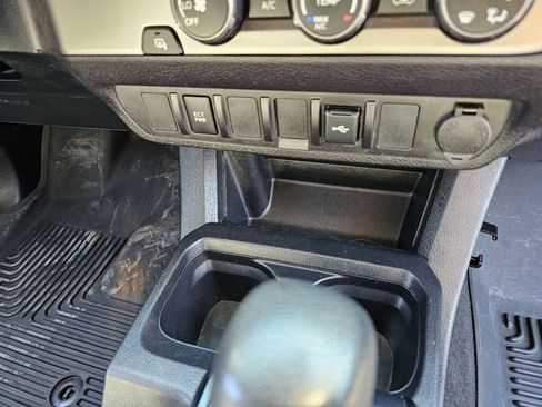 Used 2022 Toyota Tacoma SR image 9