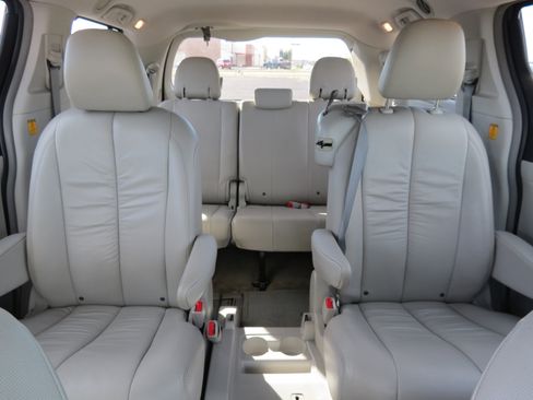 Used 2012 Toyota Sienna XLE image 40