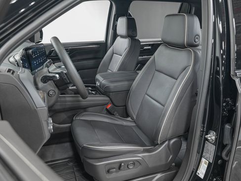 Used 2025 Chevrolet Suburban Premier image 16