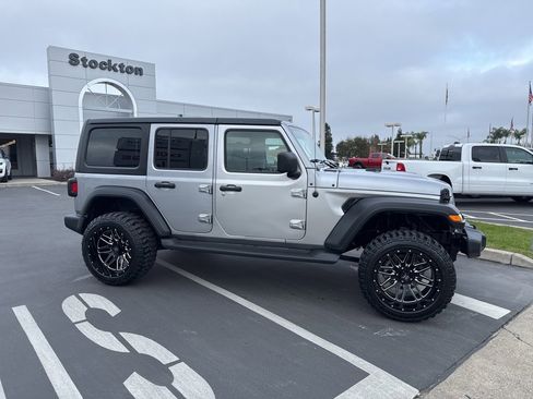 Used 2020 Jeep Wrangler Unlimited Sport S image 3