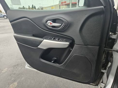 Used 2017 Jeep Cherokee Overland w/ Technology Group image 20