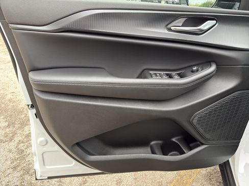 New 2025 Jeep Grand Cherokee Altitude image 12