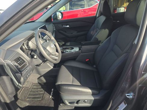 Used 2025 Nissan Rogue SV w/ SV Premium Package image 22