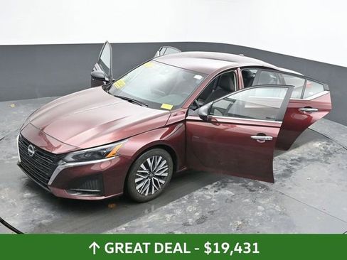 Used 2025 Nissan Altima 2.5 SV image 61