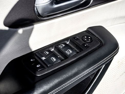 Used 2024 Chrysler Pacifica Touring-L image 11