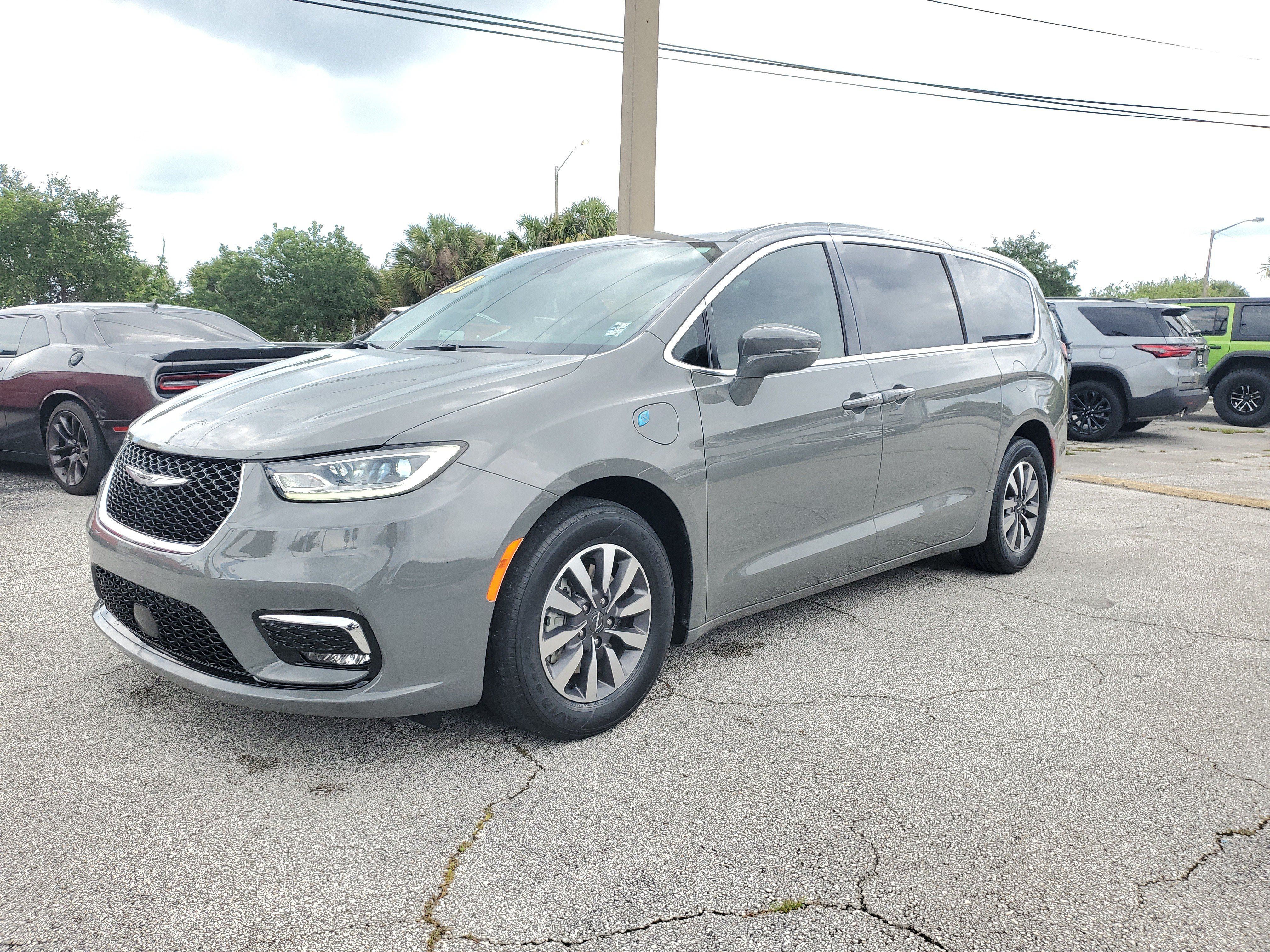 Used 2022 Chrysler Pacifica Touring-L FWD image 2