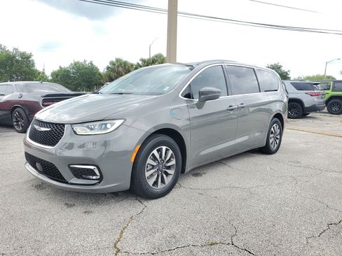 Used 2022 Chrysler Pacifica Touring-L FWD image 2