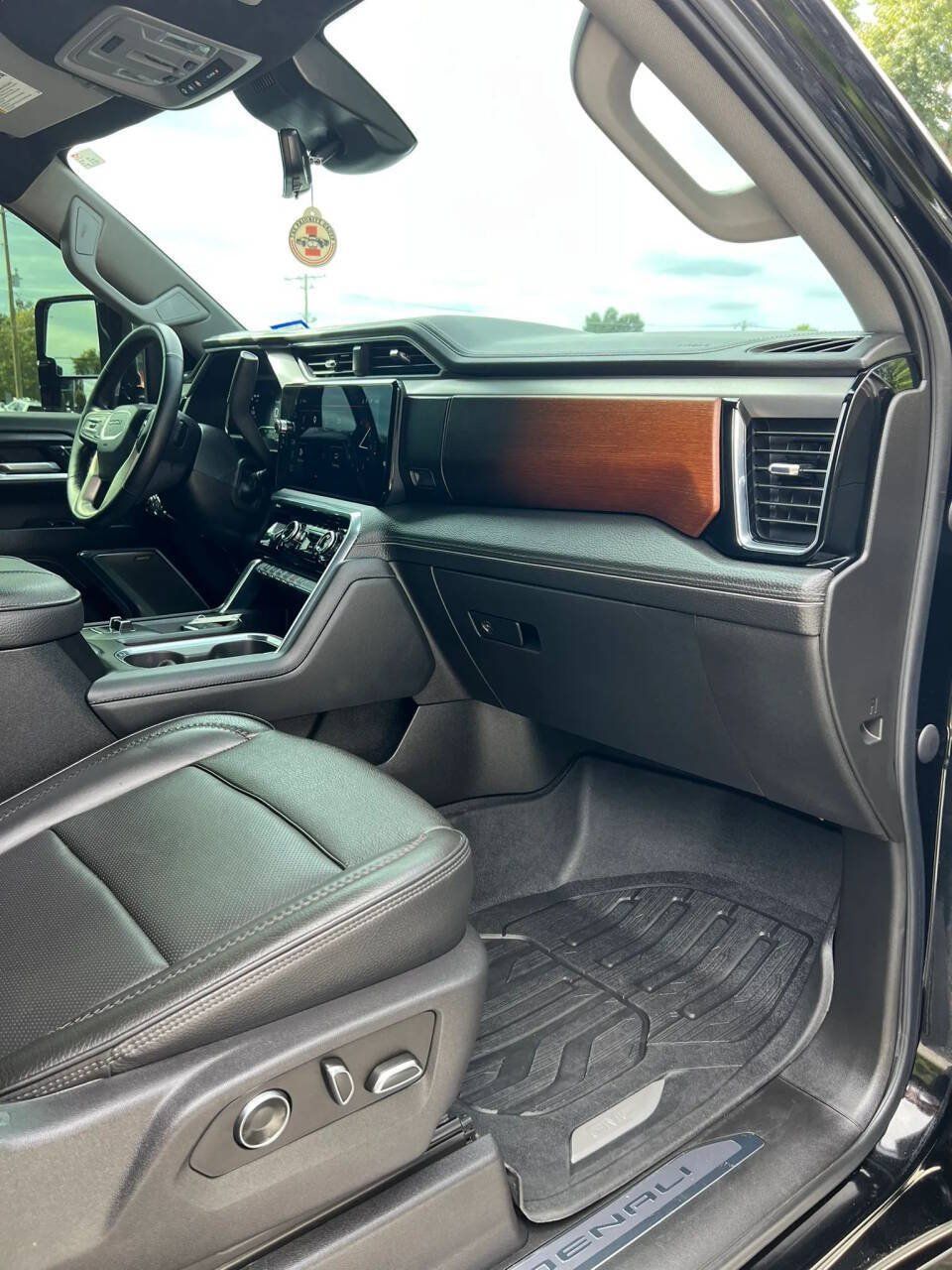 Used 2024 GMC Sierra 3500 Denali w/ Technology Package AWD/4WD image 27