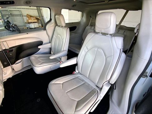 Used 2019 Chrysler Pacifica Limited image 21