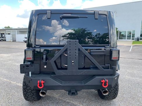 Used 2017 Jeep Wrangler Sahara AWD/4WD image 6