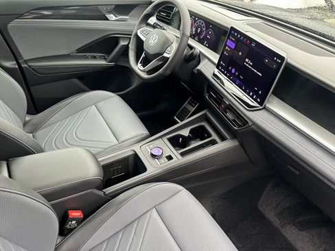 New 2026 Volkswagen Tiguan SE R-Line FWD image 14