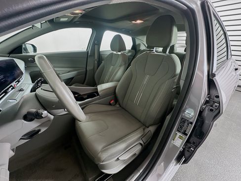Used 2025 Hyundai Elantra SEL image 13