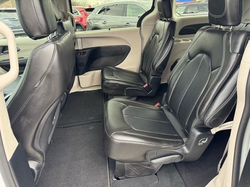 Used 2024 Chrysler Pacifica Touring-L image 9