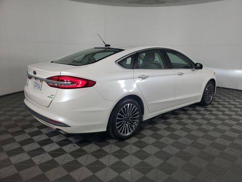 Used 2017 Ford Fusion SE w/ Fusion SE Technology Package image 4