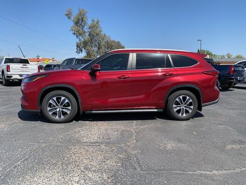 Used 2023 Toyota Highlander XLE image 3