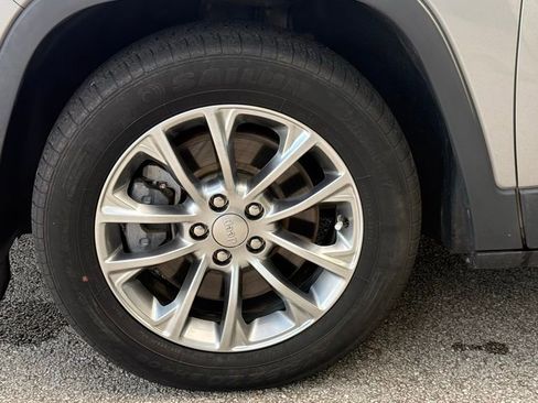 Used 2019 Jeep Cherokee Latitude Plus w/ Comfort/Convenience Group FWD image 43