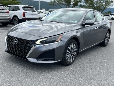 Used 2023 Nissan Altima 2.5 SV w/ SV Premium Package AWD/4WD image 10