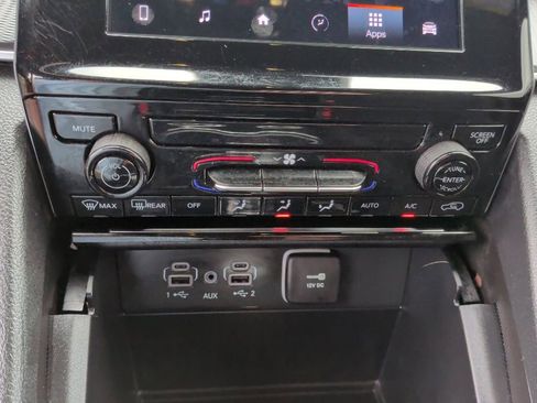 Used 2025 Jeep Grand Cherokee Laredo RWD image 26