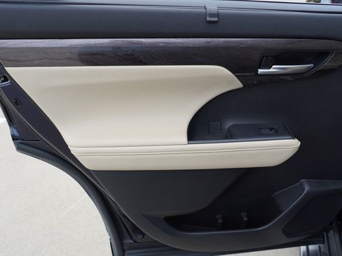Used 2024 Toyota Highlander Platinum FWD image 34
