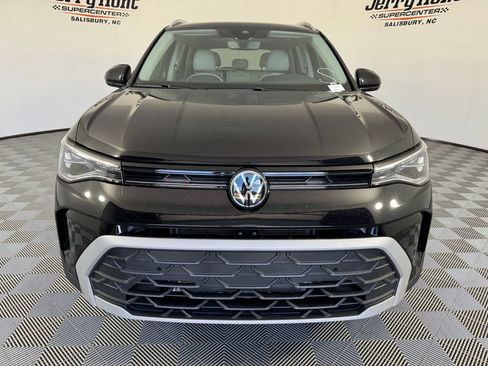 Used 2025 Volkswagen Taos SE w/ Panoramic Sunroof Package FWD image 5