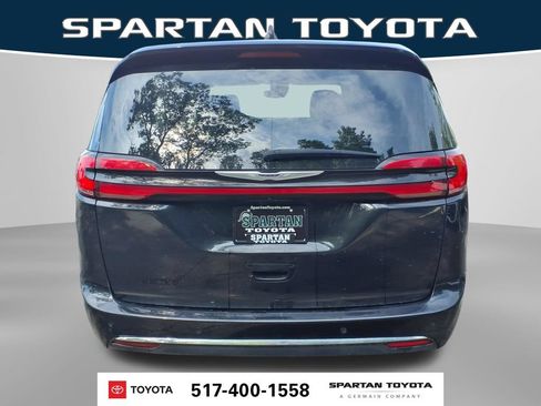 Used 2024 Chrysler Pacifica Touring-L FWD image 8