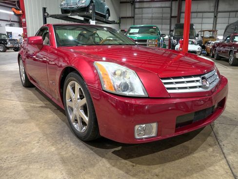 Used 2005 Cadillac XLR RWD image 26