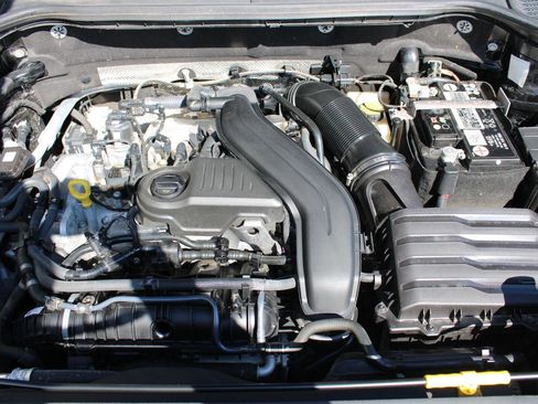 Used 2023 Volkswagen Taos SE FWD image 4