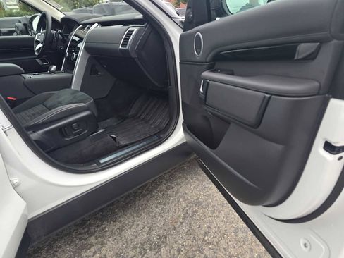 Certified 2024 Land Rover Discovery S image 10