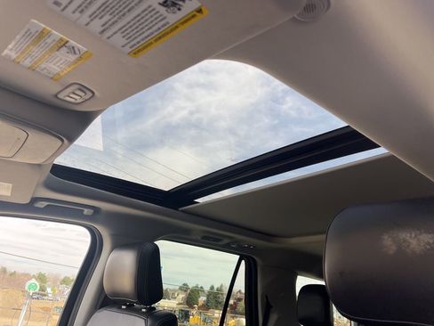 Used 2025 Ford Expedition Platinum image 13