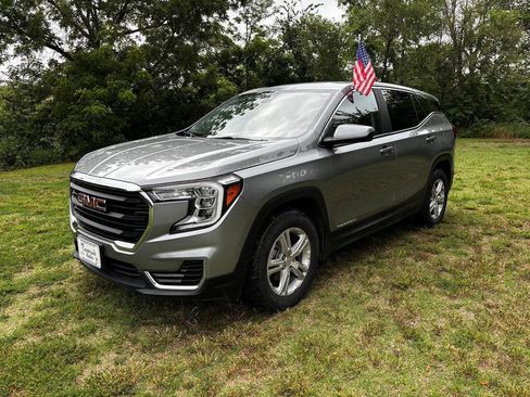 Used 2024 GMC Terrain SLE FWD image 1