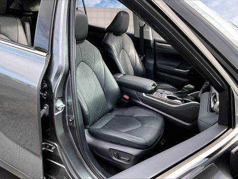 Used 2023 Toyota Highlander Platinum image 7