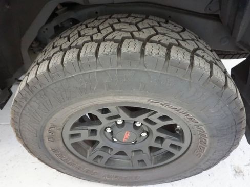 Used 2021 Toyota 4Runner TRD Off-Road Premium w/ Moonroof Package AWD/4WD image 26