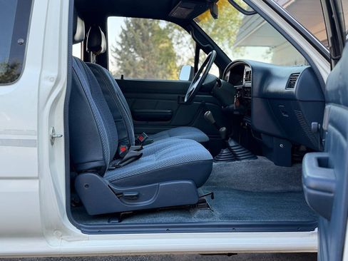 Used 1992 Toyota Pickup Deluxe AWD/4WD image 46